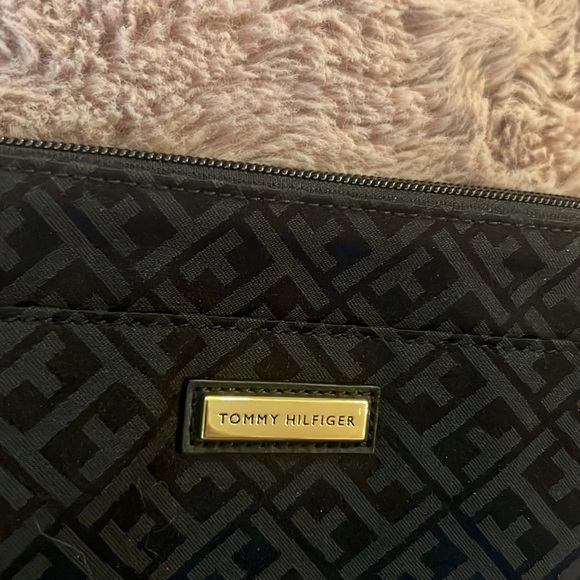 Tommy Hilfiger black purse adjustable crossbody bag 7” x 11” gold metal 3 pocket - Picture 2 of 9